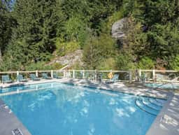 Alpine 3BR/3BA: Pool, Balcony, BBQ. 5 Mins to Vill! Sleeps 6