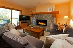 Alpine 3BR/3BA: Pool, Balcony, BBQ. 5 Mins to Vill! Sleeps 6