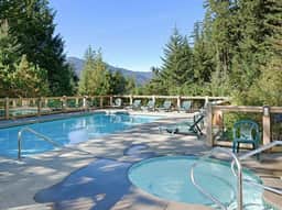 Alpine 3BR/3BA:Pool, Balcony, BBQ. 5 Mins to Vill! Sleeps 8