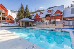 Bright Creekside 1BR:Pool, Balcony. Steps to Gondola!