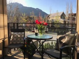 Bright Creekside 1BR:Pool, Balcony. Steps to Gondola!
