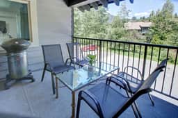 Bright Creekside 2BR:Steps to Gondola & Lake w/ Pool & Balcony!