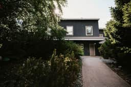 Bright Lofted Creekside 1BRM: Sleeps 4, Walk to Gondola!