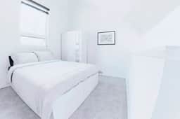 Bright Lofted Creekside 1BRM: Sleeps 4, Walk to Gondola!