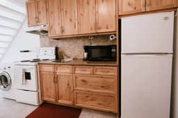 Bright Lofted Creekside 1BRM: Sleeps 4, Walk to Gondola!