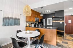 Comfy 1BR: Sleeps 4 with AC. Walk to Everything!