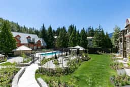Cozy Creekside 1BR: Pool, Hot Tub. Steps to Gondola and Lake.