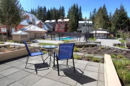 Cozy Creekside 1BR: Pool, Hot Tub. Steps to Gondola and Lake.