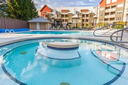 Cozy Creekside 1BR: Pool, Hot Tub. Steps to Gondola and Lake.