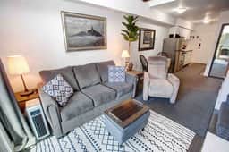 Cozy Lofted 1BRM:Balcony, Pool & NEW Hot Tub-Walk to Gondola & Lake!