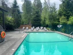 Cozy Lofted 1BRM:Balcony, Pool & NEW Hot Tub-Walk to Gondola & Lake!