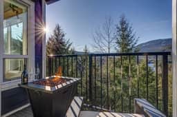 Mountain View 2BR: Walk to Gondola, Hot Tub & Parking! Sleeps 4.