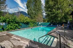 Lofted Creekside 1BR: Pool & NEW Hot Tub, Walk to Creekside Gondola & Lake!