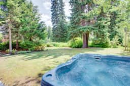 Luxury 5BR Home:Sleeps 8, Private Hot Tub-Near Vill w/ free parking