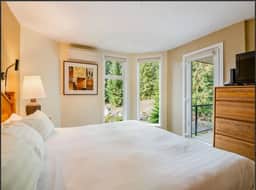 Mountain Escape: 2BR Family Friendly, Pool, Hot tub, 5 mins to Village!