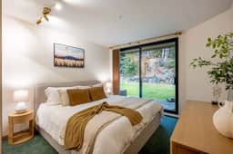 Spacious & Bright 2BRM-Patio, 5 Mins to Village. Sleeps 6