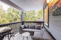 Stunning Creekside 1BRM: Balcony, Walk to Gondola! Free Parking!