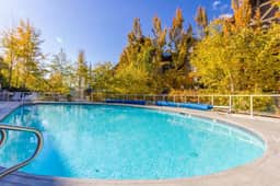 The Aspens Upper Vill 2BR:Pool, Hot Tub, Sleeps 5. Steps to Mtn.