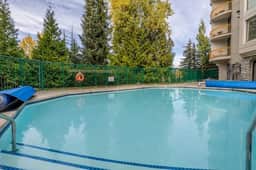 Upper Vill 1BRM: Pool, Bike storage, Steps to Mtn! Sleeps 4