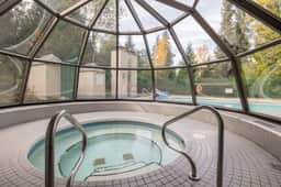 Upper Vill 1BRM: Pool, Bike storage, Steps to Mtn! Sleeps 4
