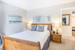 Upper Vill 1BRM: Pool, Steps to Gondola. Sleeps 4!