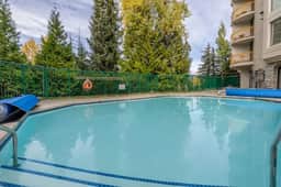 Upper Vill 1BRM: Pool, Steps to Gondola. Sleeps 4!