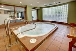 Whistler Center 1BR:Walk Everywhere. Balcony, Free Parking. Sleeps 4.