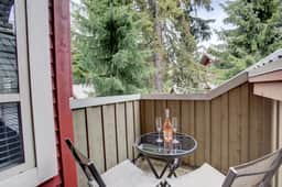 Whistler Vill 2BR: Sleeps 6, Walk to Everything! Free Parking & Hot Tub.