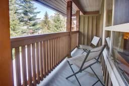 Whistler Vill 2BR: Sleeps 6, Walk to Everything! Free Parking & Hot Tub.