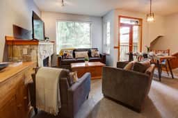Whistler Vill 2BR: Sleeps 6, Walk to Everything! Free Parking & Hot Tub.