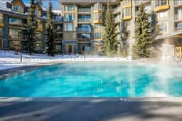 Whistler Village Studio-Pool, Hot Tub, Gym. Steps to Gondola!