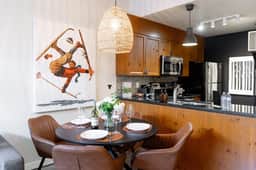 Comfy 1BR: Sleeps 4 with AC. Walk to Everything!