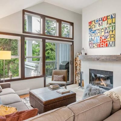 Bright 3BR Home: Sleeps 6, Balcony, Hot Tub, King Bed.