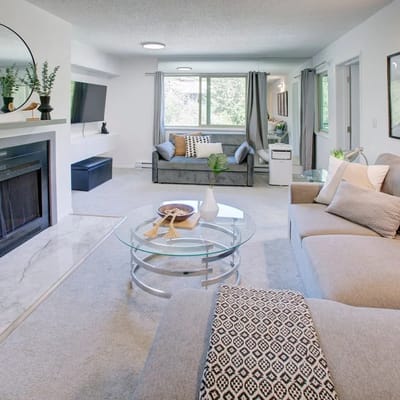 Bright Creekside 2BR:Steps to Gondola & Lake w/ Pool & Balcony!