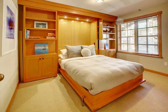 Alpine 3BR/3BA: Pool, Balcony, BBQ. 5 Mins to Vill! Sleeps 6