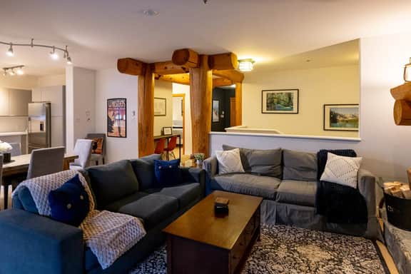 Alpine 3BR/3BA:Pool, Balcony, BBQ. 5 Mins to Vill! Sleeps 8