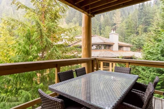 Alpine 3BR/3BA:Pool, Balcony, BBQ. 5 Mins to Vill! Sleeps 8