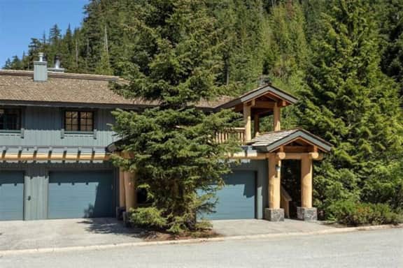Alpine 3BR/3BA:Pool, Balcony, BBQ. 5 Mins to Vill! Sleeps 8