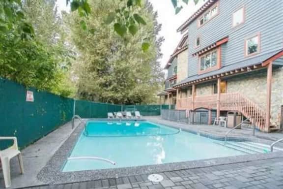 Bright 2BR: Walk to Mtn. & Lake. Pool & NEW Hot Tub.