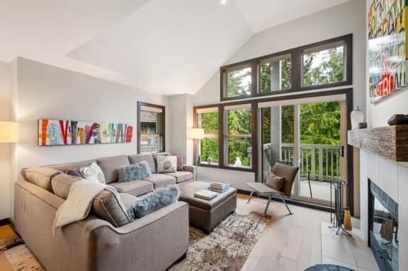 Bright 3BR Home: Sleeps 6, Balcony, Hot Tub, King Bed.