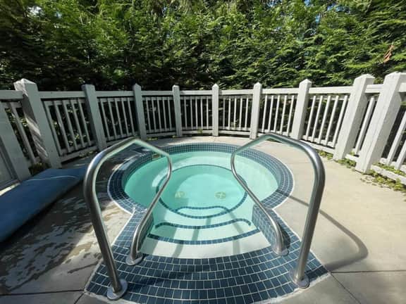 Bright 3BR Home: Sleeps 6, Balcony, Hot Tub, King Bed.