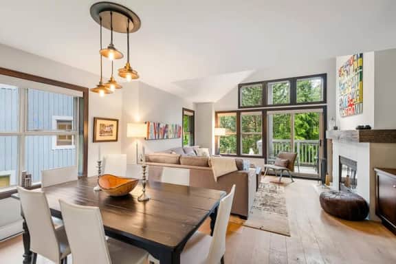 Bright 3BR Home: Sleeps 6, Balcony, Hot Tub, King Bed.