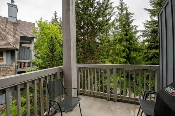Bright 3BR Home: Sleeps 6, Balcony, Hot Tub, King Bed.