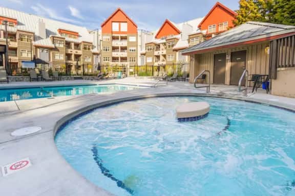 Bright Creekside 1BR:Pool, Balcony. Steps to Gondola!