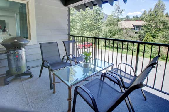 Bright Creekside 2BR:Steps to Gondola & Lake w/ Pool & Balcony!