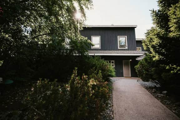 Bright Lofted Creekside 1BRM: Sleeps 4, Walk to Gondola!