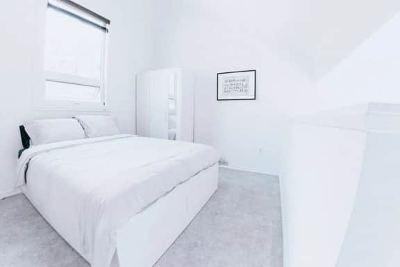 Bright Lofted Creekside 1BRM: Sleeps 4, Walk to Gondola!