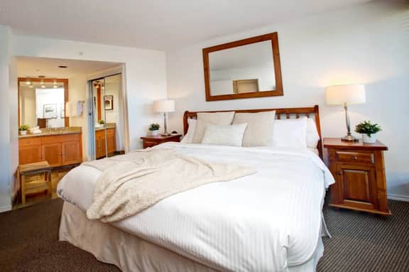 Bright Upper Village 1BRM:Pool, Balcony, Steps to Mtn. Sleeps 4!