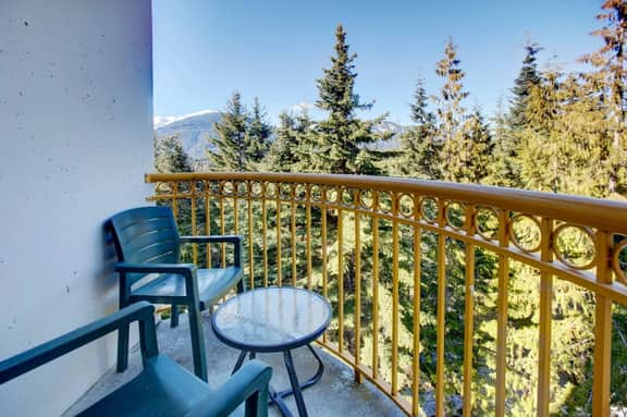Bright Upper Village 1BRM:Pool, Balcony, Steps to Mtn. Sleeps 4!