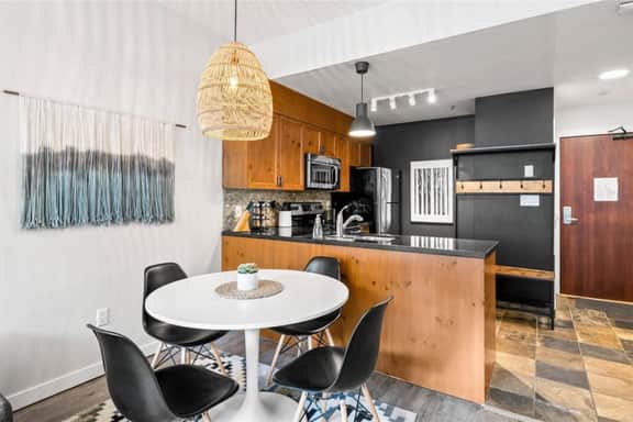 Comfy 1BR: Sleeps 4 with AC. Walk to Everything!